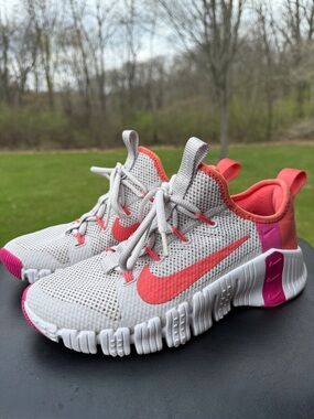 Nike Free Metcon 3 Vast Grey Fire Pink" colorway.